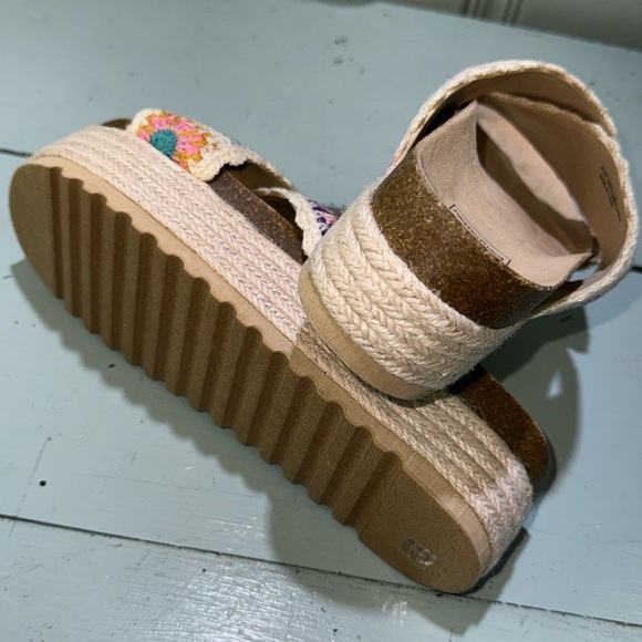 Dirty Laundry Plays Crochet Platform Sandals - Picture 5 of 9